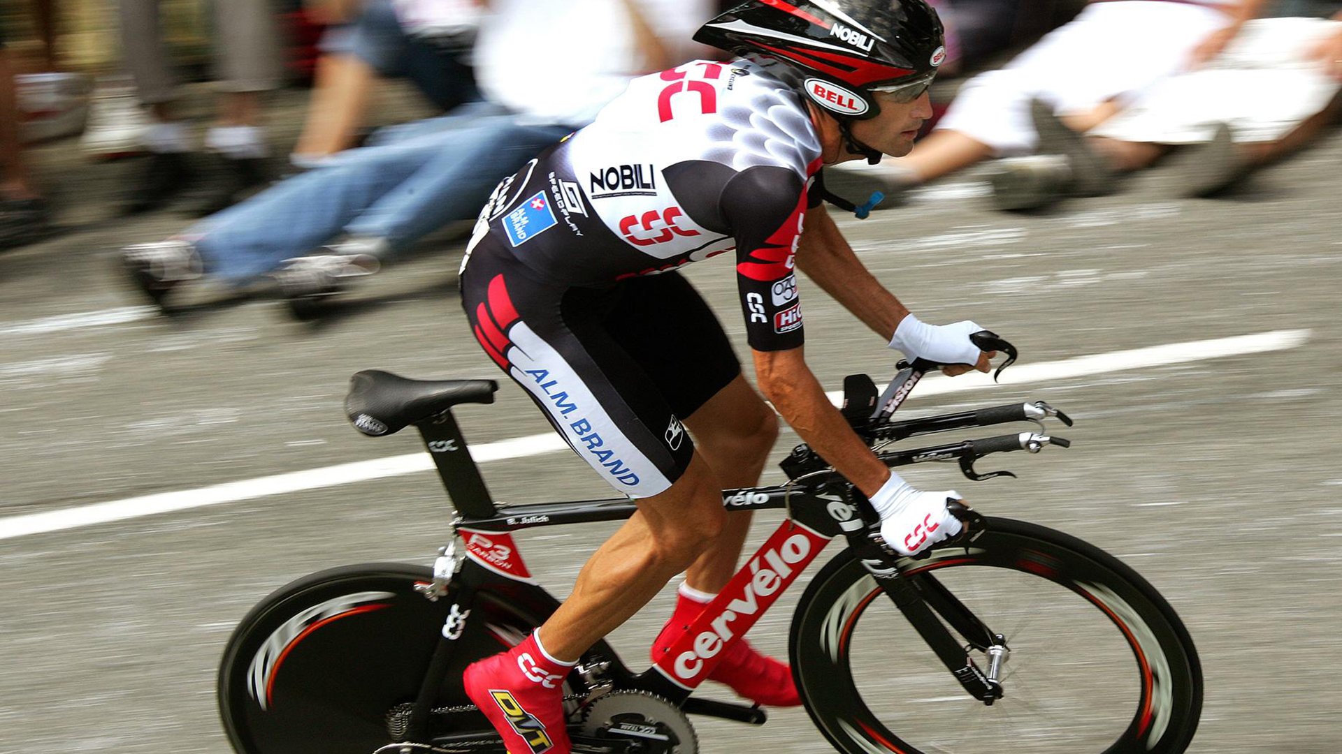 开云中国官网-德国骑手吉尔·托马斯在2024年国际马术联合会障碍赛世界巡回赛中以“Bella”马匹获得个人第六名，表现出色。