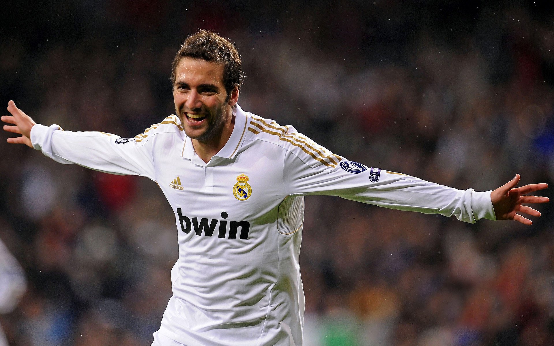 德国骑手吉尔·托马斯在2024年国际马术联合会障碍赛世界巡回赛中以“Bella”马匹获得个人第六名，表现出色。